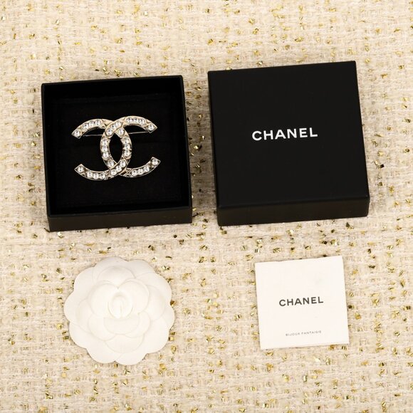 CHANEL‘s Classic Diamond-encrusted Brooch - Picture 4 of 7